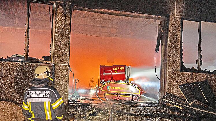 Beim verheerenden Brand einer Sarglagerhalle in Lichtenfels kam ein ungew&ouml;hnliches Fahrzeug zum Einsatz. Ferdinand Merzbach/News5