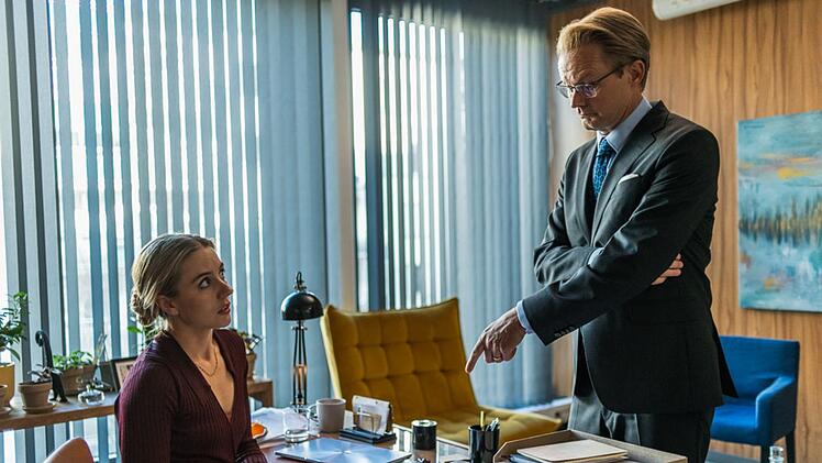 Mathilda (Carla Sehn) spricht mir ihrem Chef Frank (Felix Herngren) - und glaubt sich dabei immer wieder in ihrer Inkompetenz und Unreife ertappt. Oder bildet sie sich nur alles ein?