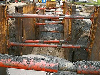 In Thonberg baut die Firma Otto Mühlherr einen Regenwasserentlastungskanal sowie ein Regenwasserüberlaufbecken - auch von Regen und kühlen Temperaturen lassen sich die Arbeiter nicht schrecken.