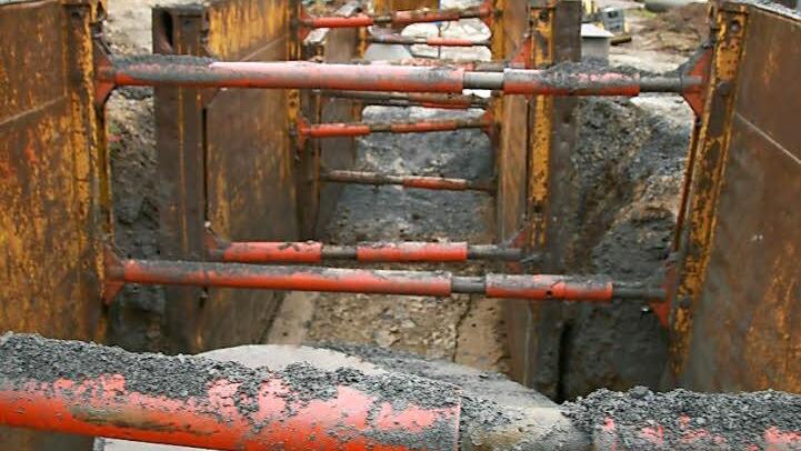 In Thonberg baut die Firma Otto Mühlherr einen Regenwasserentlastungskanal sowie ein Regenwasserüberlaufbecken - auch von Regen und kühlen Temperaturen lassen sich die Arbeiter nicht schrecken.