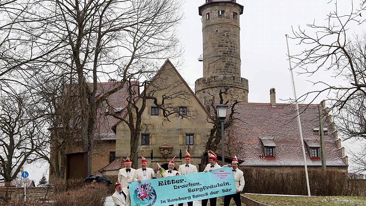Der BRK-Elferrat präsentiert das Rosenmontags-Motto an passendem Ort: vor der Altenburg. Foto: RiegerPress