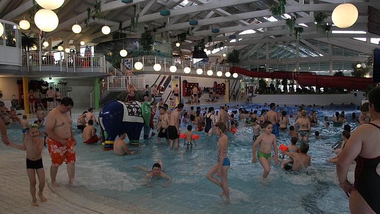 Im Freizeitbad Atlantis tummeln sich die Besucher, während im Freibad Platz für ausgiebiges Schwimmen ist.  Foto: Andreas Brandl