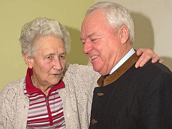 Ein besonders inniges Verhältnis verbindet Hertha Eichenberg und Bürgermeister Helmut Fischer. Die BRK-Mitarbeiterin wurde für 70 Jahre ehrenamtliche Tätigkeit ausgezeichnet. Fotos: Klaus Gagel