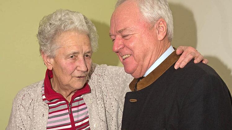 Ein besonders inniges Verhältnis verbindet Hertha Eichenberg und Bürgermeister Helmut Fischer. Die BRK-Mitarbeiterin wurde für 70 Jahre ehrenamtliche Tätigkeit ausgezeichnet. Fotos: Klaus Gagel