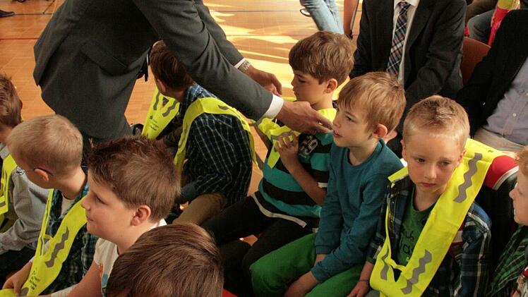 Übergabe der Sicherheitsdreiecke zum Schulanfang 2014 in Münnerstadt. Fotos: Paul Ziegler/Heike Beudert