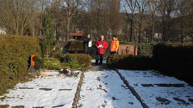 Hier ist gut zu sehen, wie viele aufgelassene Grabstätten es im Münnerstädter Friedhof in manchen Abschnitten gibt.  Foto: Heike Beudert