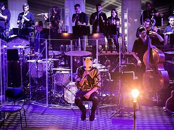 Mit seinem Orchester und - natürlich - mit seiner Maske wird Cro am Sonntag, 14. August, beim HUK-Open-Air-Sommer auf dem Coburger Schlossplatz rappen. Foto: Delia Baum