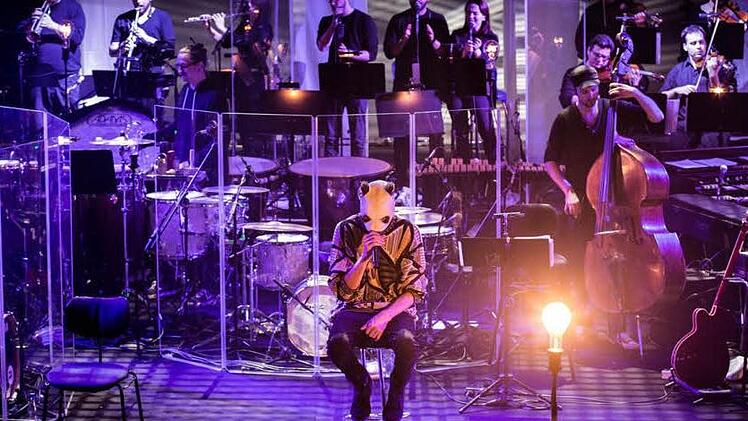 Mit seinem Orchester und - natürlich - mit seiner Maske wird Cro am Sonntag, 14. August, beim HUK-Open-Air-Sommer auf dem Coburger Schlossplatz rappen. Foto: Delia Baum