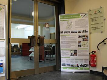 Eingang zum Bürgerbüro: Mit Hilfe von Fördergeldern will der Stadtrat den ohnehin längst fälligen Austausch der Türen umsetzen. Foto: Ulrike Müller