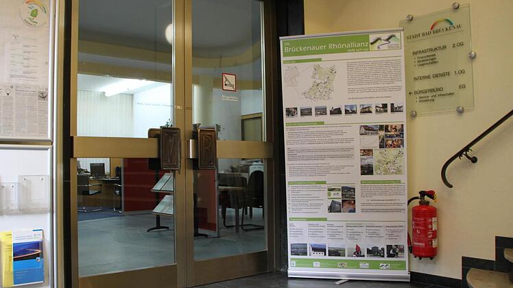 Eingang zum Bürgerbüro: Mit Hilfe von Fördergeldern will der Stadtrat den ohnehin längst fälligen Austausch der Türen umsetzen. Foto: Ulrike Müller