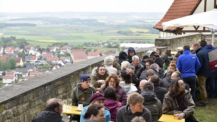 Oben auf der Burg wartet ein Biergarten auf die Besucher. Foto: Gerold Snater