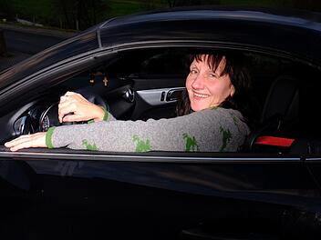 "Es ist für mich ein Fenster der Erinnerung", freut sich Astrid Mützel mit gemischten Gefühlen über ihren Gewinn, einen Mercedes SLC.. Foto: Gerd Schaar