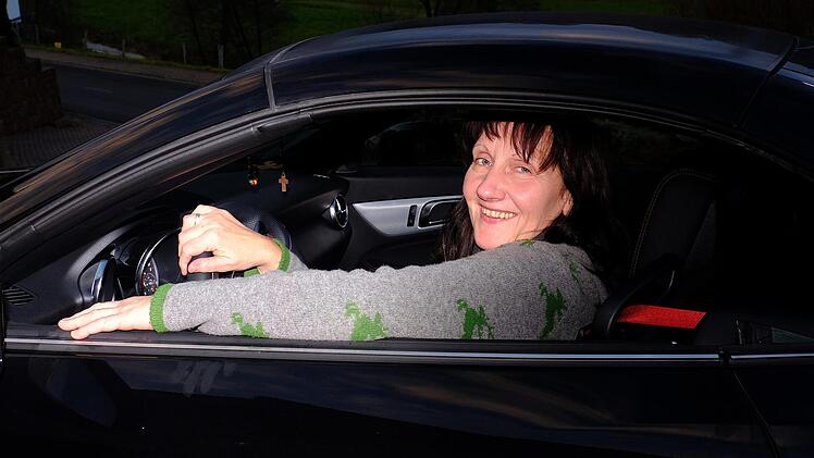 "Es ist für mich ein Fenster der Erinnerung", freut sich Astrid Mützel mit gemischten Gefühlen über ihren Gewinn, einen Mercedes SLC.. Foto: Gerd Schaar