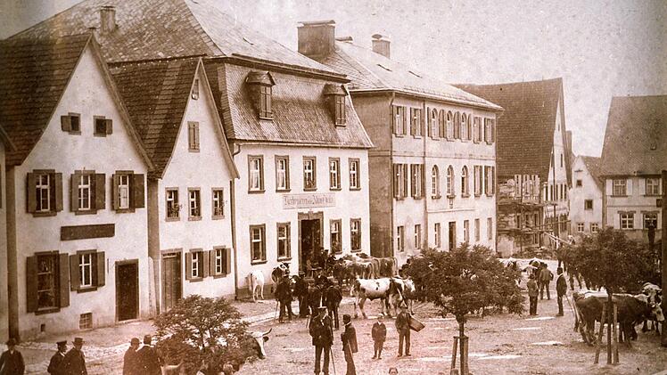 Auf dem Viehmarkt in Ebermannstadt kam man ins Gespräch. Bildnachweis: Archiv Rösch/Repro: Franze