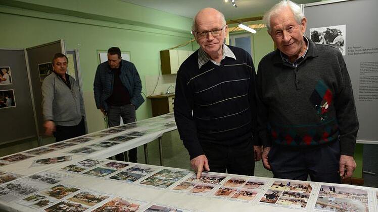 Vor allem die Älteren (hier Waldemar Hauk, Robert Franz) können viele Geschichten zu den Fotos erzählen, etliche Enkel lauschen gespannt.Elisabeth Assmann