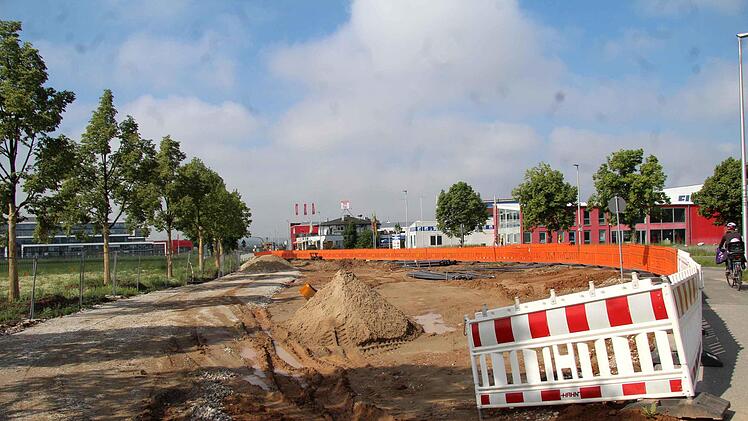 Der Fuß- und Radweg wird am Kreisverkehr vorbei geführt.
