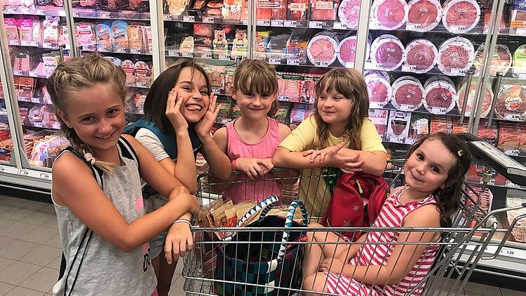 Bei dem Ferienabenteuer in Ebern backen die Kinder Pizza. Zuerst müssen sie dafür einkaufen. Foto: Verena Stark