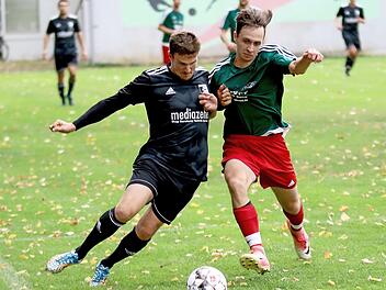 Sylbachs Dennnis Mildenberger (rechts) im Zweikampf mit dem Steinbacher Nicolai Schwinn Foto: Ralf Naumann