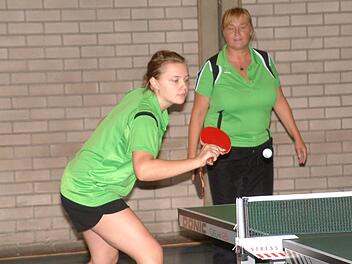 Beim 7:7 der SG Neuses gegen den FT Naila verloren zwar Katja Schwemmlein (links) und Gisela Schrafft gemeinsam ihr Doppel, doch mit je zwei Einzelsiegen trugen beide gleich vier der sieben Zähler zum Unentschieden bei.  Foto: Hans Franz