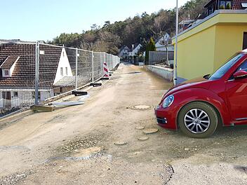 Der Hang der Parksiedlung muss gesichert werden. Der Marktgemeinderat  vergab jetzt die Bauarbeiten für 665.000 Euro.  Danach beginnen die  Straßenbauarbeiten, die in nächster Zeit ausgeschrieben werden sollen.  Foto: Dieter Britz