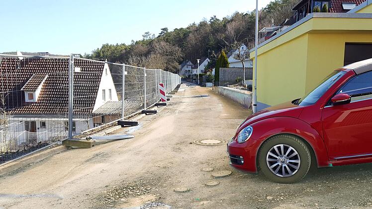 Der Hang der Parksiedlung muss gesichert werden. Der Marktgemeinderat  vergab jetzt die Bauarbeiten für 665.000 Euro.  Danach beginnen die  Straßenbauarbeiten, die in nächster Zeit ausgeschrieben werden sollen.  Foto: Dieter Britz