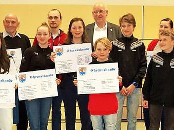 Die geehrten Einzelsportler und die Vertreter der jeweiligen Mannschaften sowie Erwin Hirsch mit den drei Hirschaider Bürgermeistern Foto: privat