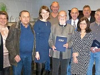 Im Bild (von links): Ortsvorsitzender Marc Hartenberger, stellvertretende CSU-Kreisvorsitzende Doris Leithner-Bisani, Reinhard Eckert, MdB Emmi Zeulner, Werner Tobner, Norbert Schmidt, Bürgermeister Franz Uome, stellvertretende FU-Vorsitzende Karin Thomas, stellvertretender CSU-Kreisvorsitzender Gerhard Schneider, Heinrich Herz und Alexander Wintchen Foto: Klaus-Peter Wulf