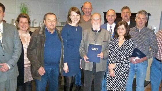 Im Bild (von links): Ortsvorsitzender Marc Hartenberger, stellvertretende CSU-Kreisvorsitzende Doris Leithner-Bisani, Reinhard Eckert, MdB Emmi Zeulner, Werner Tobner, Norbert Schmidt, Bürgermeister Franz Uome, stellvertretende FU-Vorsitzende Karin Thomas, stellvertretender CSU-Kreisvorsitzender Gerhard Schneider, Heinrich Herz und Alexander Wintchen Foto: Klaus-Peter Wulf