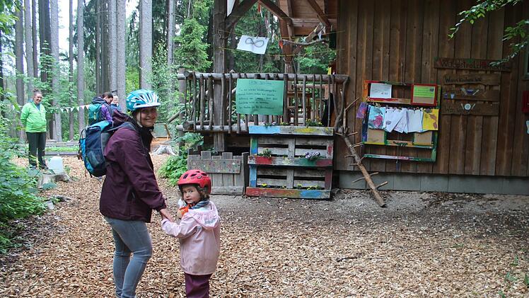Endlich wieder Waldkindergarten: In Serlbach können die Kleinen seit Montag auch wieder ohne Notgruppe wieder betreut werden. Foto: Sabine Memmel