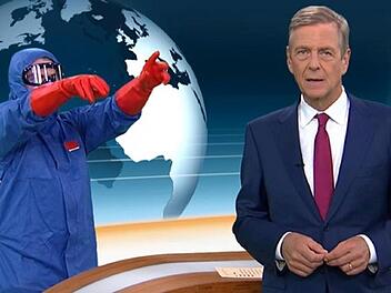 Im "heute journal" am Freitagabend kam es zu seltsamen Szenen hinter Sprecher Claus Kleber. Foto: Screenshot / ZDF