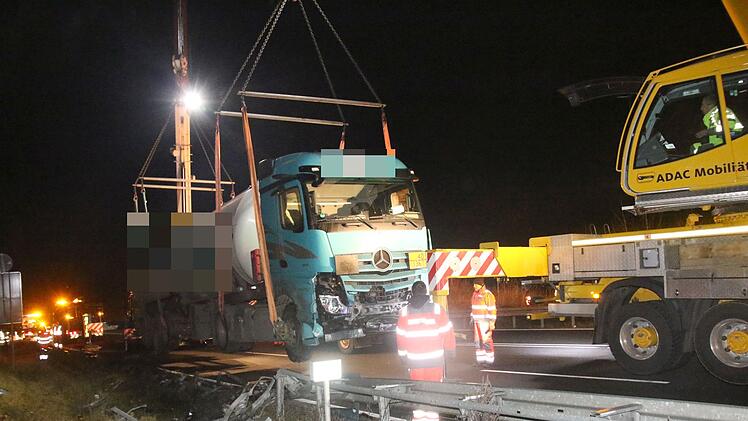Tanklaster verkeilt sich - Spektakul&auml;re Bergung auf der B289 bei Gro&szlig;heirath