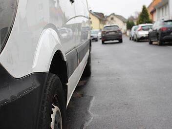 In der Valentin-Becker-Straße soll zukünftig eine einseitiges Parkverbot das Durchkommen erleichtern. Foto: Julia Raab