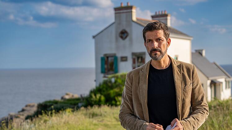 Der Mord an einem Mann in einer H&ouml;hle f&uuml;hrt Kommissar Dupin (Pasquale Aleardi) in seinem 13. Fall auf die Insel Ouessant, tief im Westen Frankreichs.