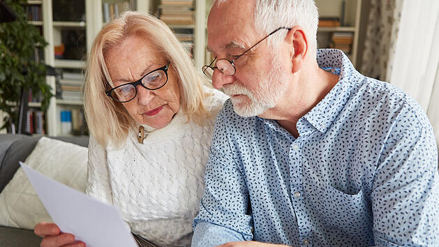 Senioren Rente Altersvorsorge  Rentner Paar Mann Frau Formular Vertrag Vorsorgevollmacht Steueridentifikationsnummer Steuer-ID Steuernummer Unterschied lebenslang g&uuml;ltig BZSt online anfordern Antrag verloren wiederfinden Finanzamt Deutschland Dokumente Nachlass Vorsorge Beratung Familie Sicherheit Datenschutz ELSTER