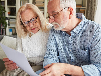 Senioren Rente Altersvorsorge  Rentner Paar Mann Frau Formular Vertrag Vorsorgevollmacht Steueridentifikationsnummer Steuer-ID Steuernummer Unterschied lebenslang g&uuml;ltig BZSt online anfordern Antrag verloren wiederfinden Finanzamt Deutschland Dokumente Nachlass Vorsorge Beratung Familie Sicherheit Datenschutz ELSTER
