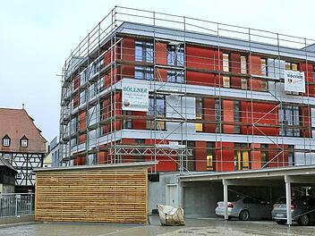 Die Fassade der Stadtbibliothek ist fertig. Sie soll wie ein Bücherregal aussehen.Fotos: Barbara  Herbst