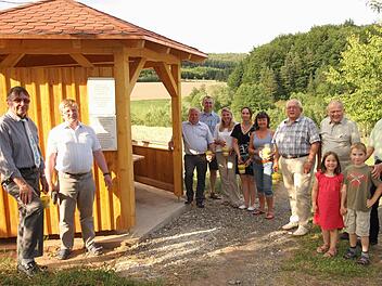 Vorsitzender Peter Kirchner (links) brachte eine letzte Infotafel am Pavillon an.Vorsitzender Peter Kirchner (links) brachte eine letzte Infotafel am Pavillon an.