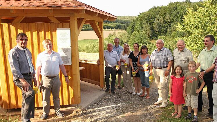 Vorsitzender Peter Kirchner (links) brachte eine letzte Infotafel am Pavillon an.Vorsitzender Peter Kirchner (links) brachte eine letzte Infotafel am Pavillon an.