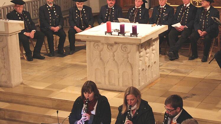 Vorne die Holzbläser der Volksmusik Höchstadt, hinten die Aurataler Sänger Foto: Johanna Blum