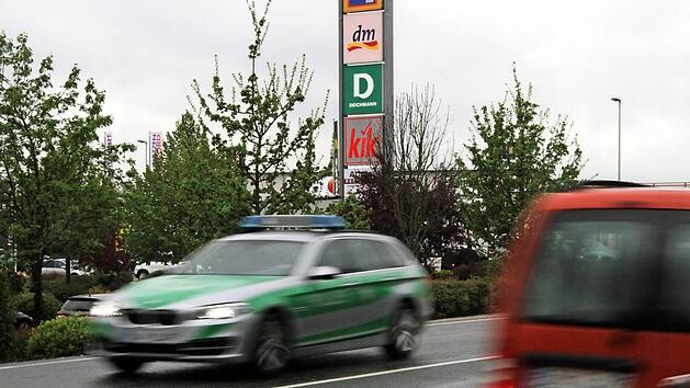 Schöne Einkaufsmöglichkeiten, aber leider keine Bushaltestelle: der Heßdorfer Gewerbepark.  Foto: Michael Busch