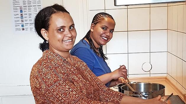 Tigist (vorne) und Meti sind zwei der vier Frauen aus &Auml;thiopien, die am Montag, 7. Mai, in Vierzehnheiligen einen Kochabend mit landestypischen Gerichten gestalten. Foto: privat