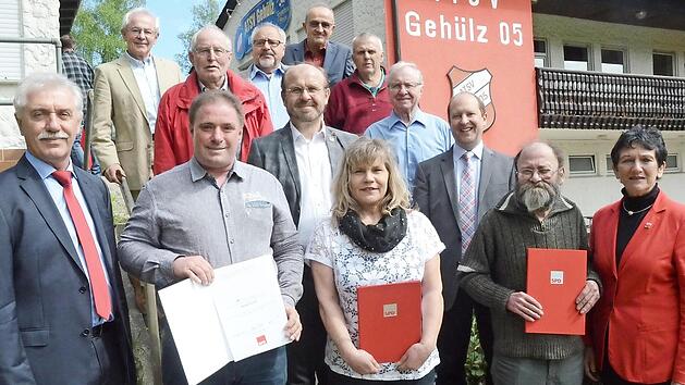 Ehrungen bei der SPD Geh&uuml;lz; im Bild (vorne, von links) Hans Simon, Frank Simon, Christine M&ouml;llmann, J&uuml;rgen Friedlein und Inge Aures, (zweite Reihe, von links) Klaus Simon, Ralf Pohl, Heinz K&ouml;hler, und Ralf V&ouml;lkl sowie (hintere Reihe, von links) Manfred Raum, Edgar Dunst, Karl H. Fick und Franz Renner  Foto: K.- H. Hofmann