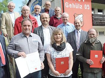 Ehrungen bei der SPD Gehülz; im Bild (vorne, von links) Hans Simon, Frank Simon, Christine Möllmann, Jürgen Friedlein und Inge Aures, (zweite Reihe, von links) Klaus Simon, Ralf Pohl, Heinz Köhler, und Ralf Völkl sowie (hintere Reihe, von links) Manfred Raum, Edgar Dunst, Karl H. Fick und Franz Renner  Foto: K.- H. Hofmann
