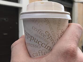 Ein verärgerter Kunde hat in Ansbach seinen eben gekauften Kaffee in eine Kühltruhe mit Eis geschüttet. Symbolfoto: Lena Klimkeit/dpa