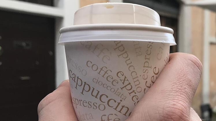 Ein verärgerter Kunde hat in Ansbach seinen eben gekauften Kaffee in eine Kühltruhe mit Eis geschüttet. Symbolfoto: Lena Klimkeit/dpa