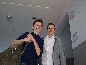 Philip Schnapp hat seinen Seesack schon gepackt. Für sechs Monate wechselt er sein Klassenzimmer mit einem Segelschiff. Sein Schulpate Finn Scholl hält ihn derweil auf dem Laufenden.  Foto: Tim Birkner
