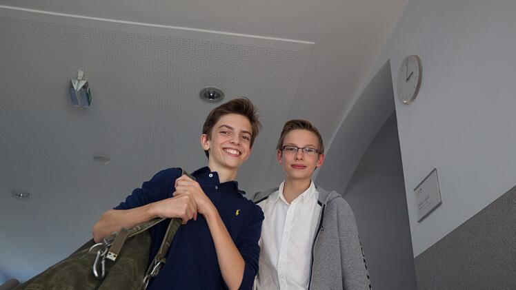 Philip Schnapp hat seinen Seesack schon gepackt. Für sechs Monate wechselt er sein Klassenzimmer mit einem Segelschiff. Sein Schulpate Finn Scholl hält ihn derweil auf dem Laufenden.  Foto: Tim Birkner