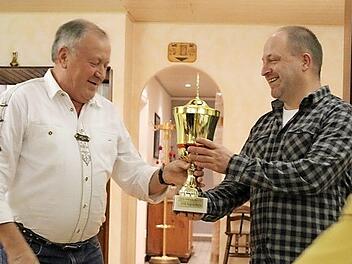 Jürgen Müller (rechts) erhielt den Pokal als Clubmeister aus den Händen von Heinrich Muth.  Fotos: Christa Nürnberger