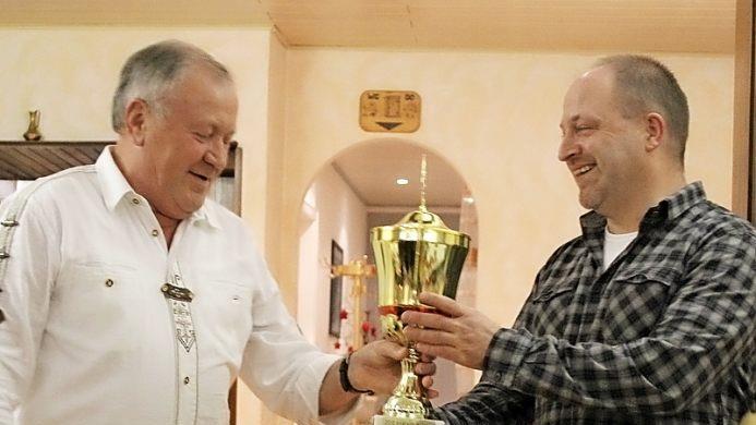 Jürgen Müller (rechts) erhielt den Pokal als Clubmeister aus den Händen von Heinrich Muth.  Fotos: Christa Nürnberger