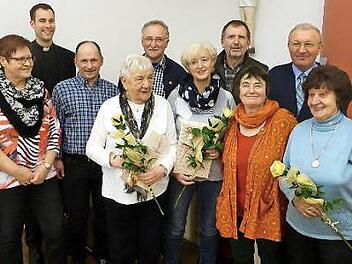 Ehrungen bei der KAB Kronach: Das Bild zeigt (von links) Vorsitzende Brigitte Schedel, Präses Kaplan Andreas Stahl, die Geehrten Heinrich Herrmann, Betty Völlmer, Jürgen Eichhorn, Lieselotte Klinger, Eckhard Joey Schneider, Diözesansekretärin Maria Gerstner sowie die Geehrten Georg Barnickel (Vorsitzender) und Adelgunde Schmidt. Foto: Heike Schülein